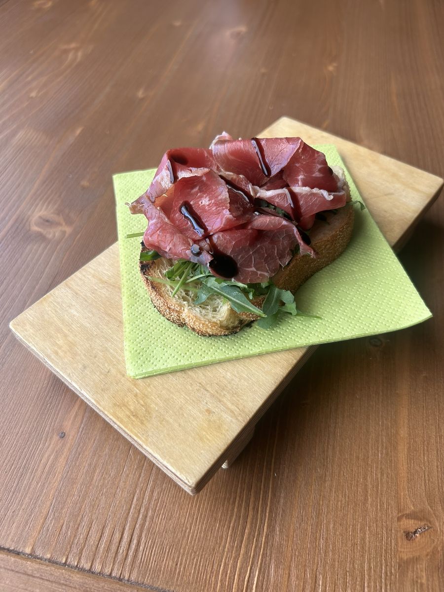 Crostino con salumi del territorio